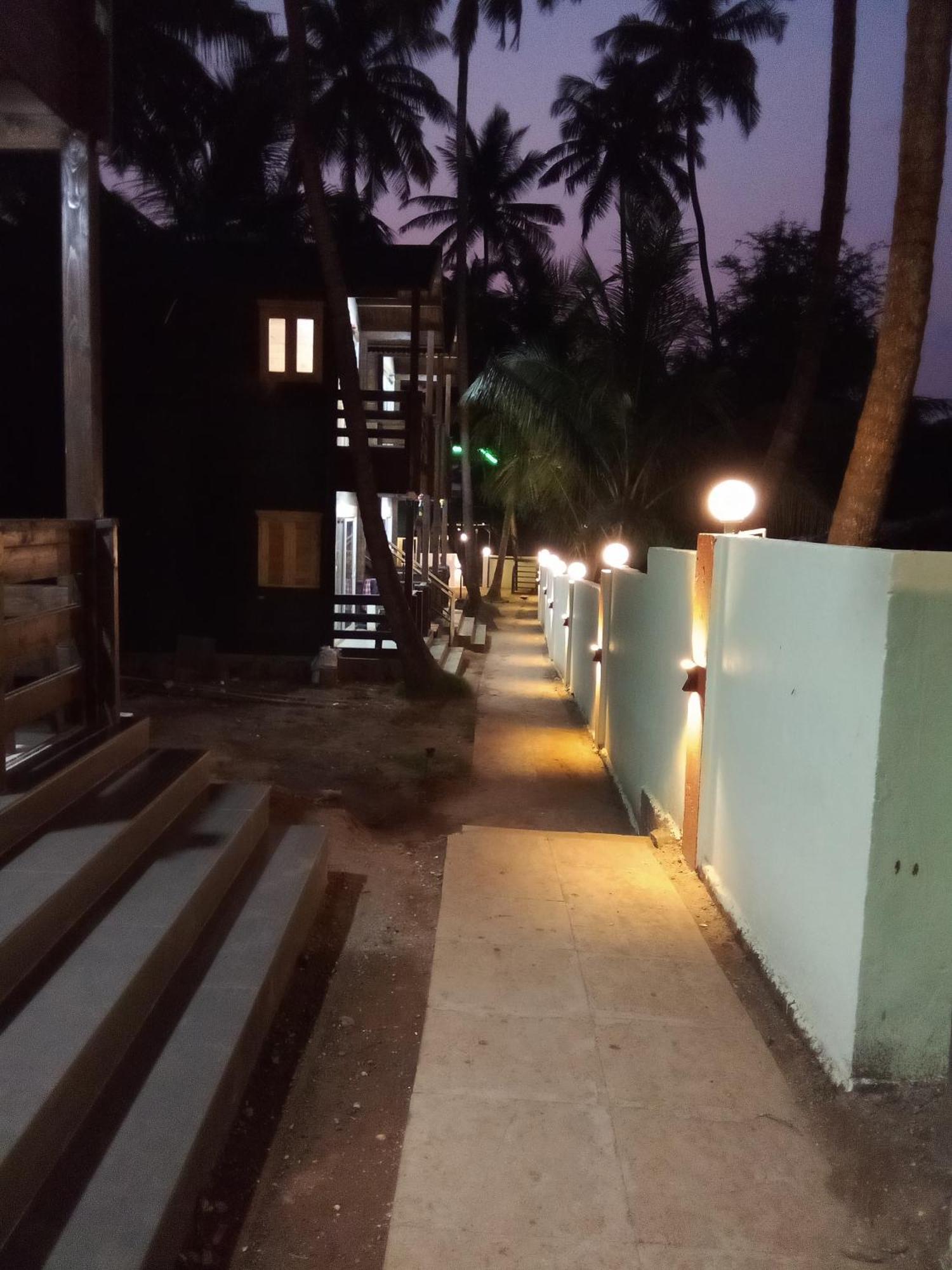 Отель The Cool Huts Ashvem Beach Экстерьер фото